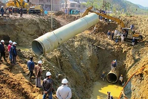 Đường ống nước sông Đà bị vỡ đang được lực lượng chức năng khắc phục