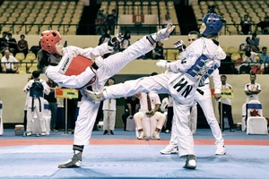 Trương Thị Kim Tuyền (giáp đỏ) “mở hàng” huy chương vàng đối kháng cho Taekwondo Việt Nam. Dũng Phương