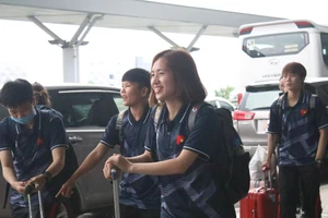 Đội tuyển nữ Việt Nam tại sân bay Tân Sơn Nhất. Ảnh: Hữu Thịnh