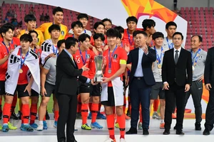 Ông Trần Quốc Tuấn trao Cúp vô địch cho đội Hàn Quốc. 