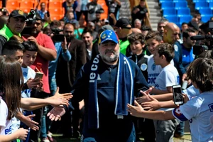 Maradona cùng các CĐV của Gimnasia. Ảnh: AFP
