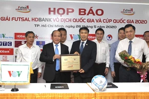 Lãnh đạo LĐBĐ Việt Nam, VOV và nhà tài trợ HDBank tại lễ ký hợp đồng. Ảnh: Anh Trần