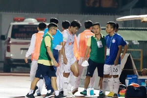 Đức Chinh rời sân vì chấn thương vào đầu trận. Ảnh: Nguyễn Hoàng
