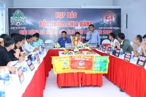 Đại diện các đội tại buổi họp kỹ thuật