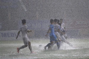 Cơn mưa to trên sân Nha Trang đã làm cho trận đấu tạm dừng từ phút 24. Ảnh: Duy Phạm