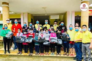 Đoàn công tác trao quà cho học sinh trường Trà Sơn