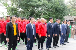 Lãnh đạo VFF cùng tập thể BHL, cầu thủ ĐTQG và U22 Việt Nam tại khu di tích Quốc gia Đền Hùng