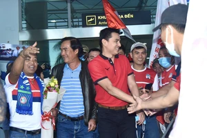 Ông Huỳnh Văn Ảnh cùng đông đảo khán giả ra sân bay chào đón HLV Kiatisak. Ảnh: Anh Tiến