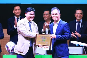 Ông Trần Anh Tú, Chủ tịch HĐQT Công ty VPF trao tặng bảng danh vị cho ông Đặng Tất Thắng – Phó Chủ tịch kiêm TGĐ Hãng Hàng Không Bamboo Airways. Ảnh: VPF