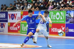 Sahako (áo trắng) vô địch lượt đi sau khi hòa 0-0 trước Thái Sơn Nam