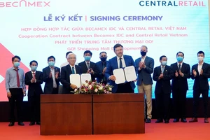 Lãnh đạo Tổng công ty Becamex IDC và Tập đoàn Central Retail Vietnam tại lễ ký kết