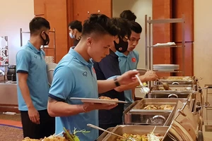 Bữa ăn của đội tuyển tại UAE. Ảnh: ĐOÀN NHẬT