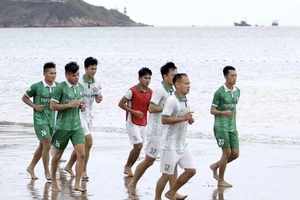 Cầu thủ Topenland Bình Định rèn thể lực bên bờ biển Quy Nhơn 