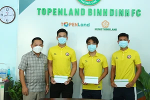 Đại diện lãnh đạo CLB Topenland Bình Định gặp gỡ các cầu thủ của CLB trước khi ra Hà Nội hội quân