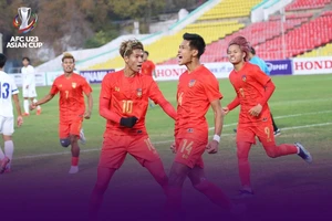 Niềm vui của các cầu thủ Myanmar sau bàn thắng vào cuối trận