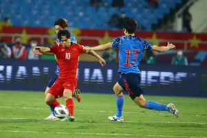 Công Phượng trong nỗ lực kiểm soát bóng trước các hậu vệ Nhật Bản. Ảnh: MINH HOÀNG
