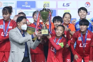 Đội TPHCM lần thứ 10 VĐQG sau chiến thắng 2-0 trước đội Hà Nội trong trận chung kết vào chiều 25-11. Ảnh: MINH HOÀNG