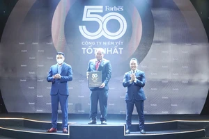 Phó Tổng Giám đốc Becamex IDC Quảng Văn Viết Cương (giữa) nhận vinh danh “Top 50 công ty niêm yết tốt nhất năm 2021”