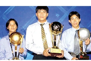 Thủ môn Võ Văn Hạnh cùng Đỗ Khải, Lưu Ngọc Mai ở đêm Gala trao Giải Quả bóng Vàng Việt Nam 2001. Ảnh: HOÀNG HÙNG