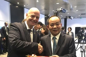 Ông Lê Khánh Hải với Chủ tịch FIFA Chủ tịch FIFA Gianni Infantino