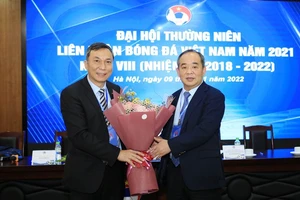 Ông Lê Khánh Hải trao hoa chúc mừng Quyền chủ tịch VFF Trần Quốc Tuấn. Ảnh: Đoàn Nhật
