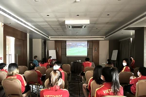 Đội tuyển nữ Việt Nam họp xem băng ghi hình trận Nhật Bản gặp Myanmar vừa qua