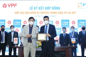 Ông Trần Anh Tú – Chủ tịch HĐQT Công ty VPF (trái) trao tặng bảng danh vị ghi nhận sự hợp tác của PTI tại các Giải BĐCN 2022 cho ông Đoàn Kiên – Phó TGĐ PTI (phải).