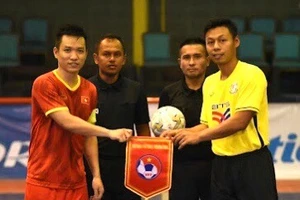Thủ quân hai đội trao cờ lưu niệm trước trận đấu
