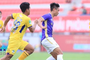 Vũ Minh Tuấn tỏa sáng trong trận thắng 4-2 của Hà Nội trước HA.GL với 2 bàn thắng và 1 đường kiến tạo