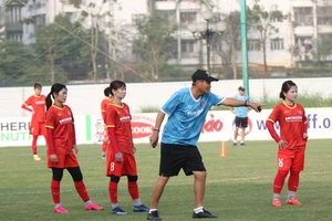 Thầy trò đội tuyển trên sân tập chuẩn bị cho AFF Cup nữ 2022