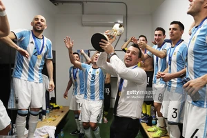 Ông Diego Giustozzi cùng đội tuyển futsal Argentina vô địch World Cup 2016