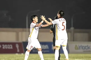 Vạn Sự (bên trái) cùng Huỳnh Như lập cú đúp trong chiến thắng 6-0 của tuyển Việt Nam 
