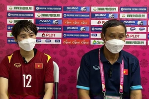 HLV Mai Đức Chung và tiền đạo Hải Yến tại buổi họp báo sau trận đấu