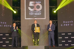 Ông Quảng Văn Viết Cương - Phó Tổng giám đốc Tổng công ty Becamex IDC nhận vinh danh “Top 50 công ty niêm yết tốt nhất năm 2022”