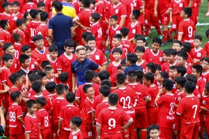 Hồ Tấn Tài cùng các cầu thủ nhí ở "Ngày hội bóng đá Passion Day 2022"