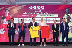 Lãnh đạo VFF và đại diện CLB Dortmund trao áo thi đấu