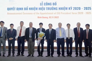 Lãnh đạo Tổng công ty Becamex IDC và Hội đồng Trường đại học Quốc Tế Miền Đông tặng hoa chúc mừng tân hiệu trưởng Ts. Ngô Minh Đức