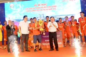 Ông Nguyễn Văn Hùng, Chủ tịch HĐQT Tổng Công ty Becamex IDC và ông Cao Văn Chóng, Phó Giám đốc Sở VH-TT&DL Bình Dương trao Cúp vô địch cho Bambo FC