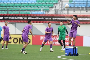 Văn Hậu cùng các đồng đội trên sân tập chuẩn bị cho trận gặp đội chủ nhà Singapore