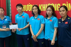 Đại diện đội tuyển nữ Việt Nam đến Ủy ban Mặt trận Tổ quốc phường Khương Đình vào sáng 17-9