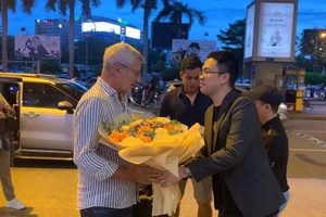 Đại diện của Ban tổ chức đón vợ chồng HLV Calisto tại sân bay Tân Sơn Nhất