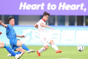 Khuất Văn Khang ghi bàn nâng tỷ số 3-0 cho Olympic Việt Nam vào cuối hiệp 1 trước khi rời sân