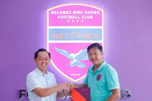 Chủ tịch CLB B.Bình Dương Hồ Hồng Thạch chúc mừng HLV Lê Huỳnh Đức sau khi gia hạn hợp đồng tiếp tục dẫn dắt đội bóng đất Thủ