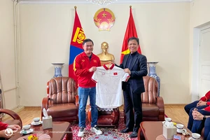 Phó Chủ tịch LĐBĐVN Trần Anh Tú trao tặng Đại sứ Doãn Khánh Tâm áo đấu lưu niệm của đội tuyển