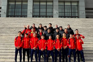 Đội tuyển futsal Việt Nam chụp ảnh lưu niệm trước Nhà thi đấu Buyant Ukhaa.