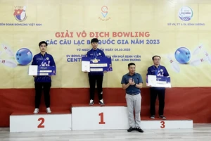 Ông Nguyễn Quốc Hùng, PCT thường trực Liên đoàn Bowling Việt Nam trao huy chương cho các vận động viên đạt thành tích nội dung Master nam