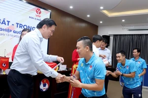 Đại diện Lãnh đạo LĐBĐ Việt Nam trao Giấy chứng nhận và thẻ làm nhiệm vụ cho các giám sát và trọng tài trước mùa giải mới 