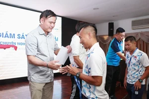 Lãnh đạo LĐBĐ Việt Nam và Ban trọng tài trao giấy chứng nhận kết thúc khoá học cho các trọng tài để bước vào mùa bóng mới.