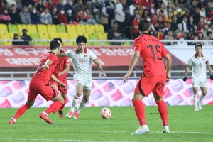 Hoàng Đức cùng đội tuyển Việt Nam trong trận thua 0-6 trước Hàn Quốc