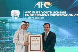 Chủ tịch AFC Salman bin Ibrahim Al Khalifa trao Chứng thư cho Chủ tịch LĐBĐ Việt Nam Trần Quốc Tuấn